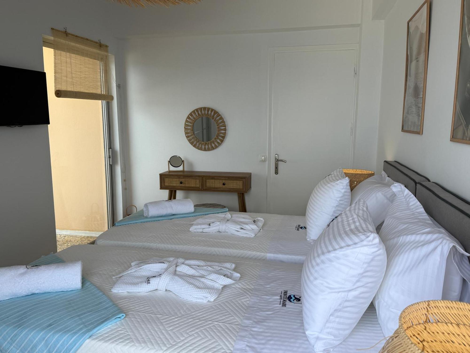 Fronte Mare - Sea Front Luxury With Private Patio Apartment Benitses (Corfu)