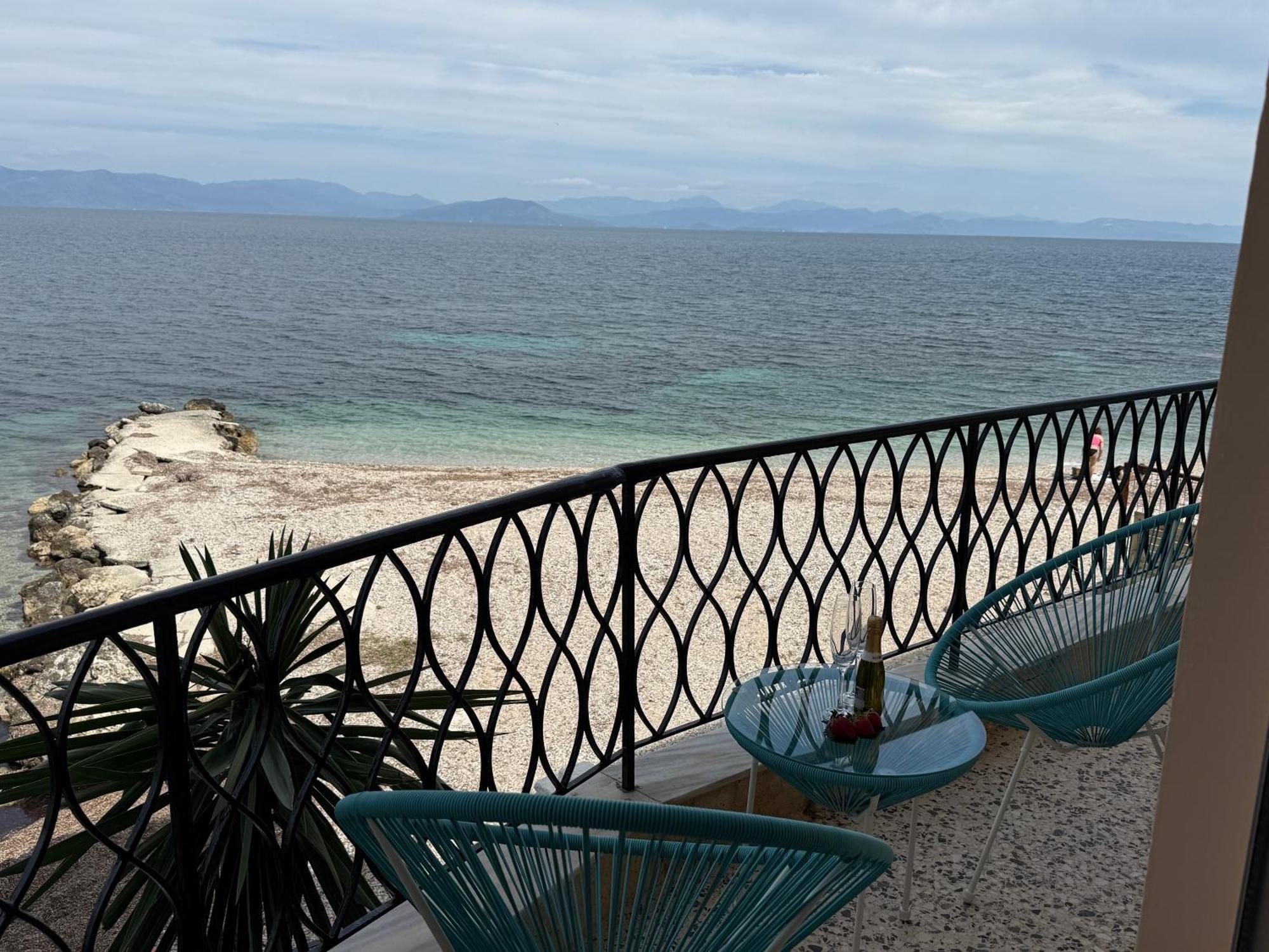 Fronte Mare - Sea Front Luxury With Private Patio Appartement Benitses (Corfu)